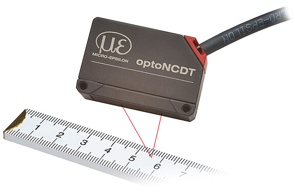 Sensor láser optoNCDT 1420 - Comparación de tamaño con el metro