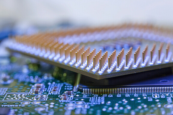 Empleo de sensores de Micro-Epsilon en equipos de producción de alta tecnología 