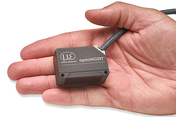 Sensor láser optoNCDT 1320 sostenido en la mano