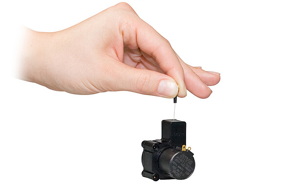 Sensor de tracción por cable sostenido en la mano